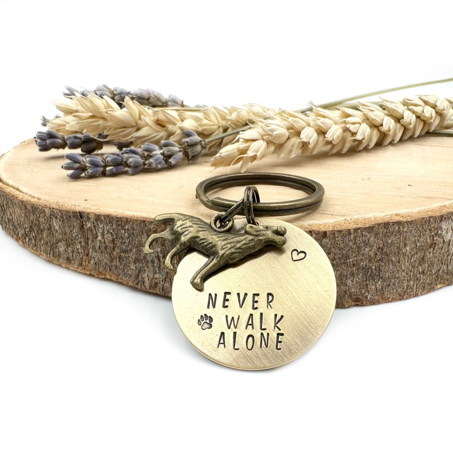 Schlüsselanhänger „Never Walk Alone“ – handgemacht & personalisierbar