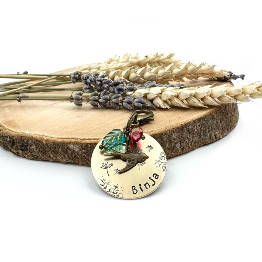 Hundemarke Binja aus Messing – mit Gravur & Zieranhängern